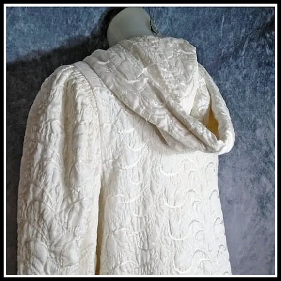 White Hooded Evening Jacket is 30s Vintage Quilted Hoodie Cover VFG 1930s - Picture 6 of 15